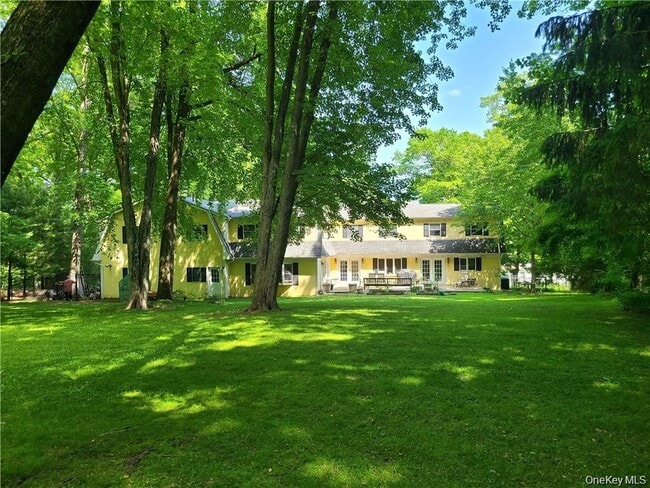 Building Photo - 276 Quaker Rd