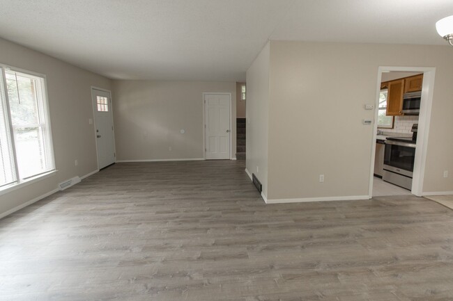 Building Photo - Remodeled 4 Bed and 3 Bath Home