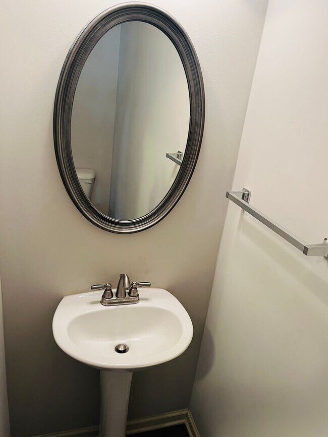 Building Photo - Wow! Check out this charming 3 bedroom 2.5 bathroom home in Newnan!