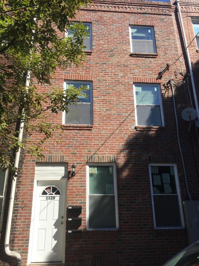 Primary Photo - 1129 Carpenter St