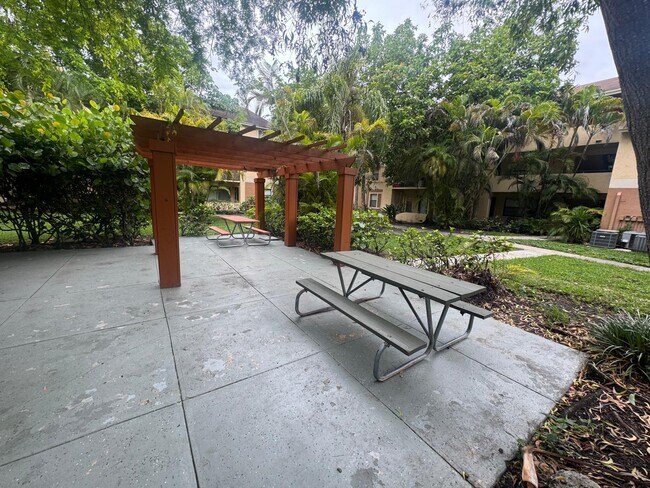 Building Photo - 9999 Summerbreeze Dr