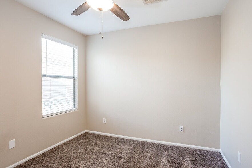 Building Photo - 10952 W Elm St