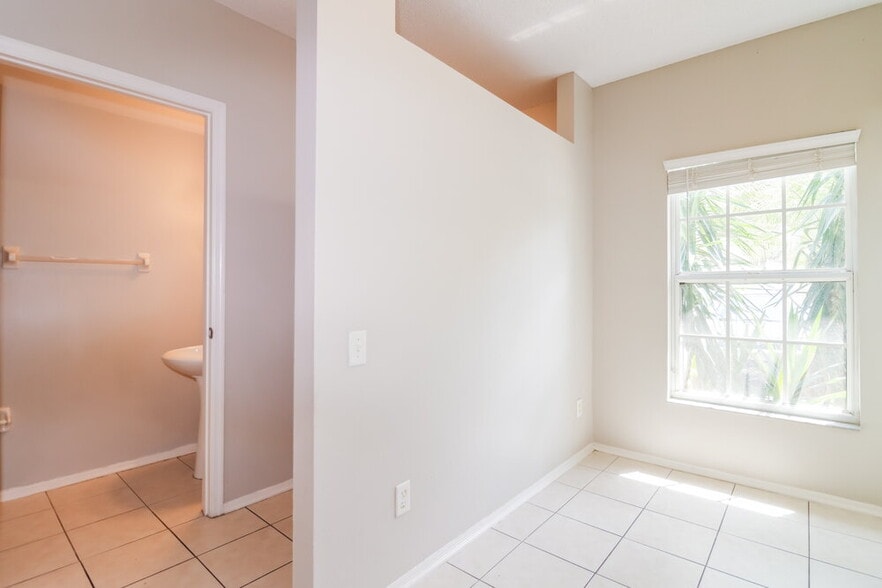 Building Photo - 5512 Carrollwood Key Dr