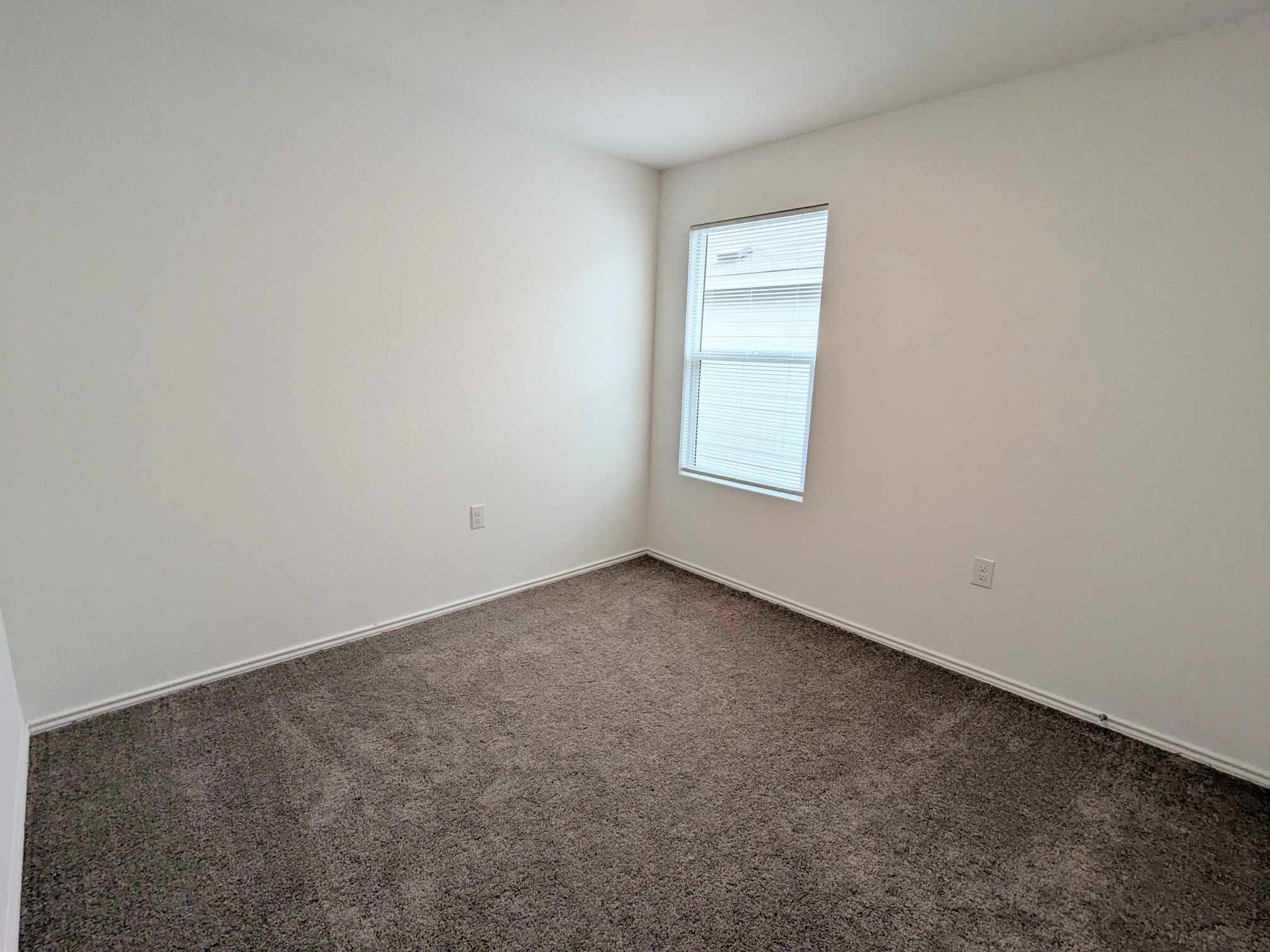 Building Photo - Room in House on Repeating Wy