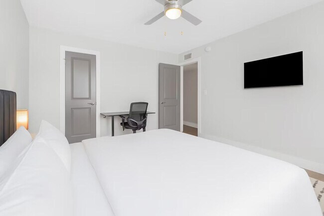 Building Photo - 4401 W Kennedy Blvd