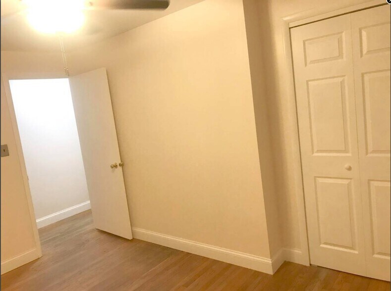 Building Photo - 4433 Village Dr