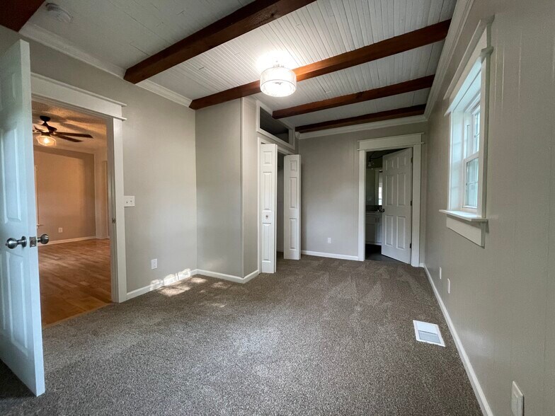 Building Photo - 416 Hillmont Dr NW