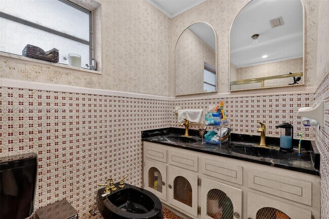 Building Photo - 135 South Dr