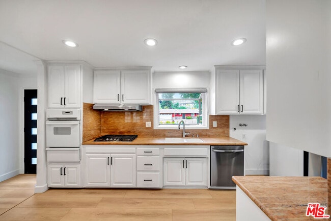 Building Photo - 20619 Clark St