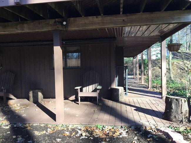 Building Photo - 850 Twin Oaks Dr