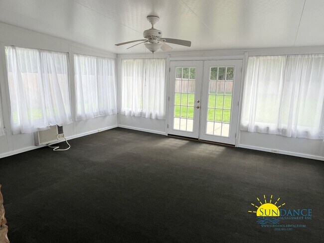 Building Photo - Freshly Painted 3 Bedroom Home in Navarre!