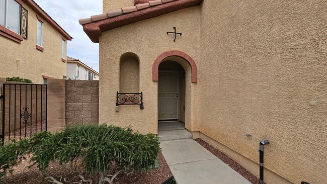 Building Photo - GORGEOUS HOME NEAR BLUE DIAMOND & DECATUR!!!!