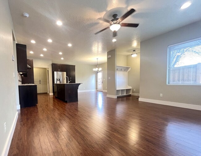 Building Photo - The perfect 2 bed/2bath with office patio home in the beautiful Hazelwood community just off Lake...