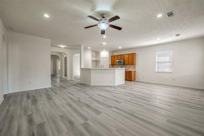 Building Photo - 520 West Fork