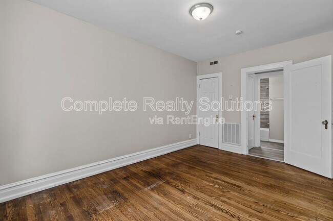 Building Photo - 4905 Winona Ave