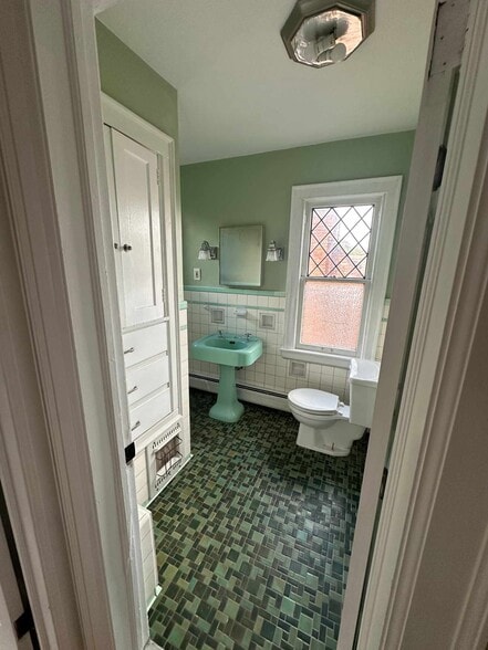 Building Photo - 15466 Artesian St