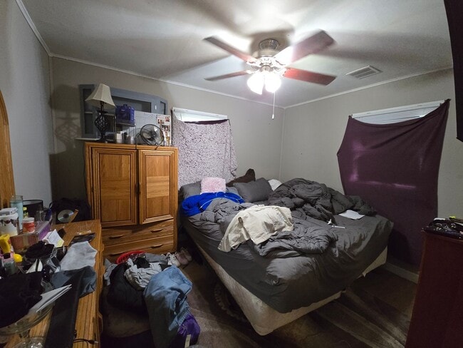 Building Photo - Centrally Located 2-Bed Home with Garage &...