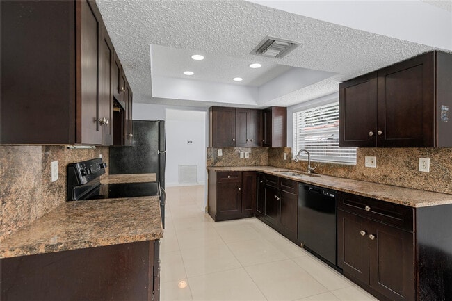 Building Photo - 842 SW 68th Ave