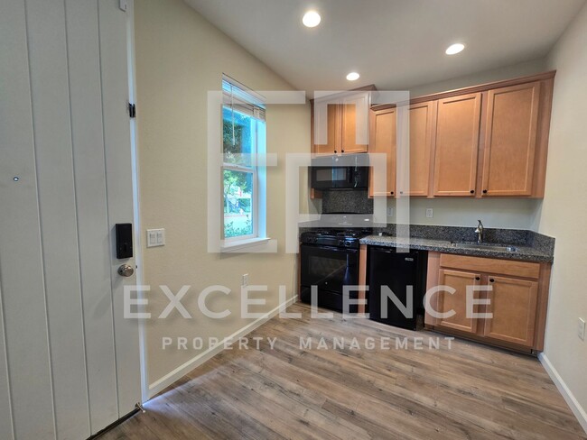 Building Photo - 3/3.5 Townhouse - One Bedroom is Full Stud...