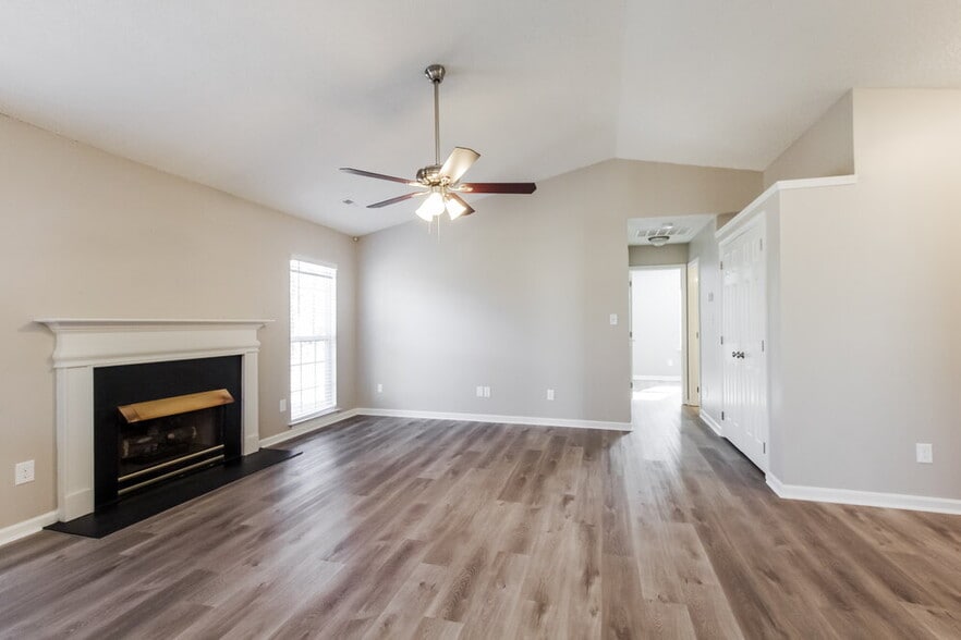 Building Photo - 3900 Golden Rod Ct