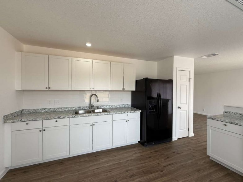 Building Photo - 2707 Alan Shepard Dr