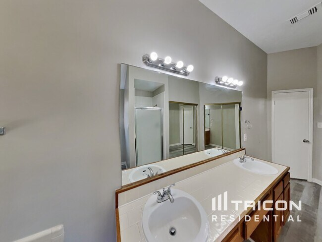 Building Photo - 1919 Creston Dr