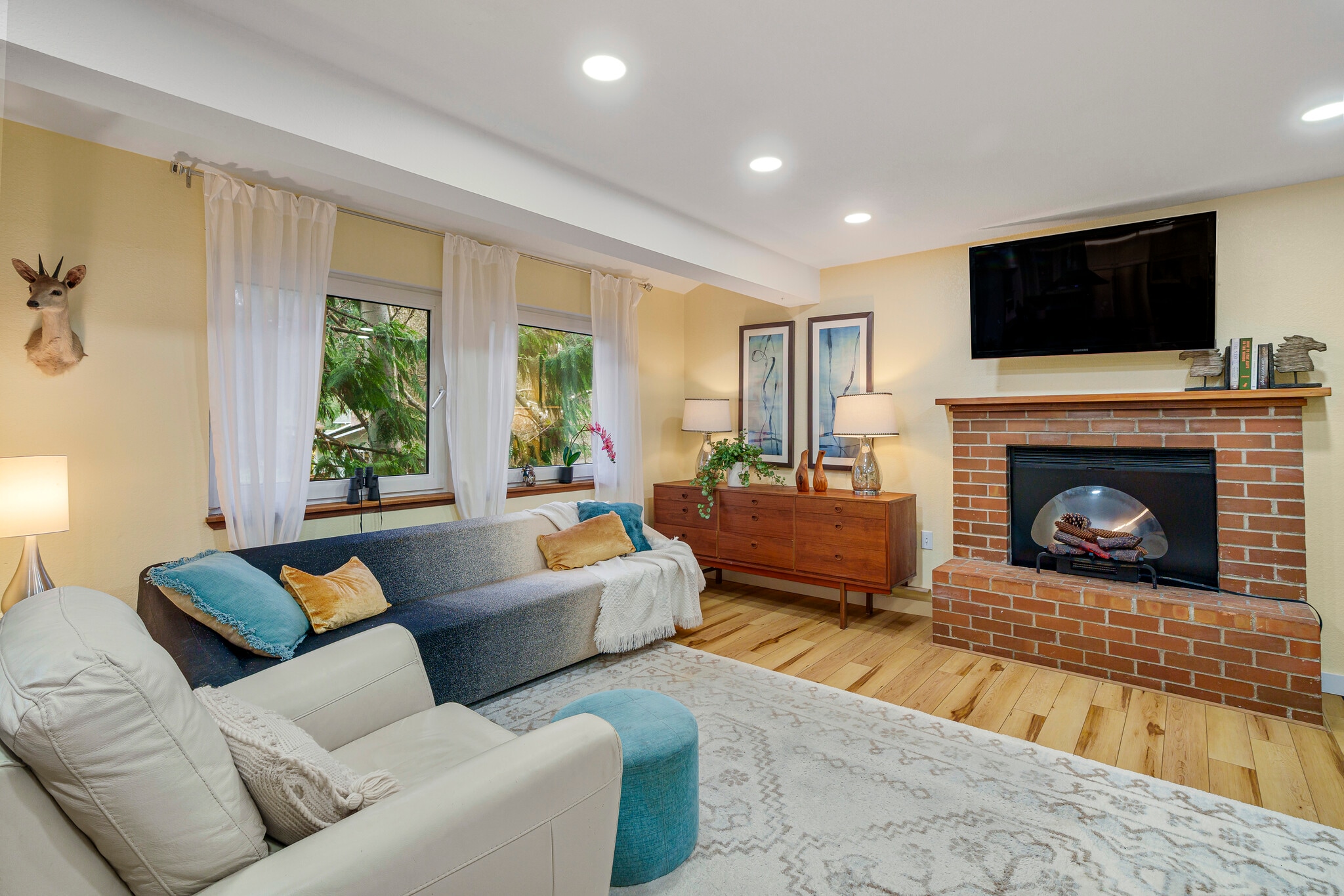 Gorgeous Living Room Views - 20043 Forest Park Dr NE