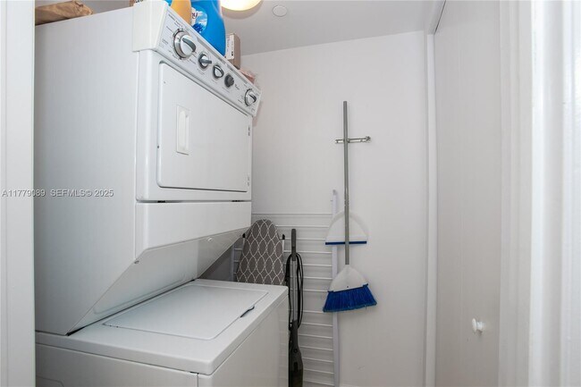 Building Photo - 1830 S Ocean Dr