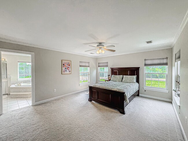 Building Photo - Fantastic 4 Bed 2.5 Bath Single Family Hom...