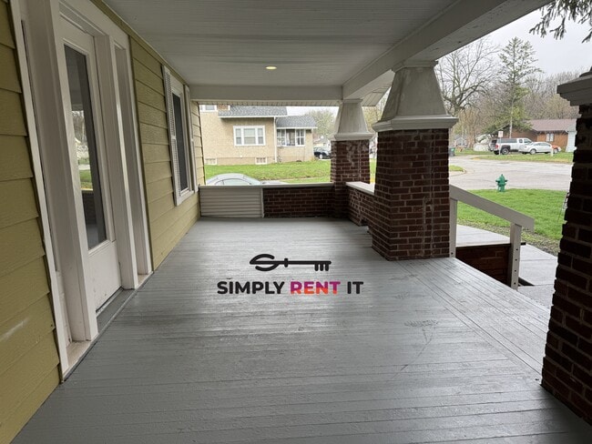 Building Photo - Renovated 2 Bedroom, 2 Bathroom on Campus!