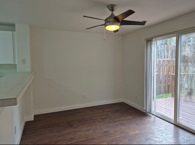 Building Photo - 3 bedroom - Move In Ready !!