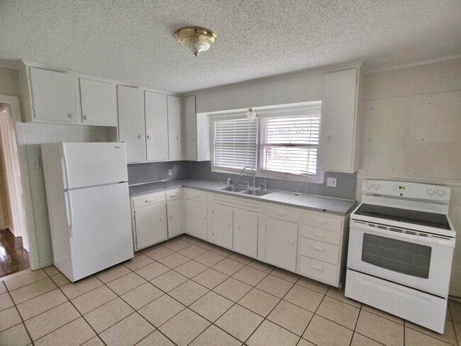 Building Photo - COMING AUGUST 2025 - Cute 3-Bedroom Home i...