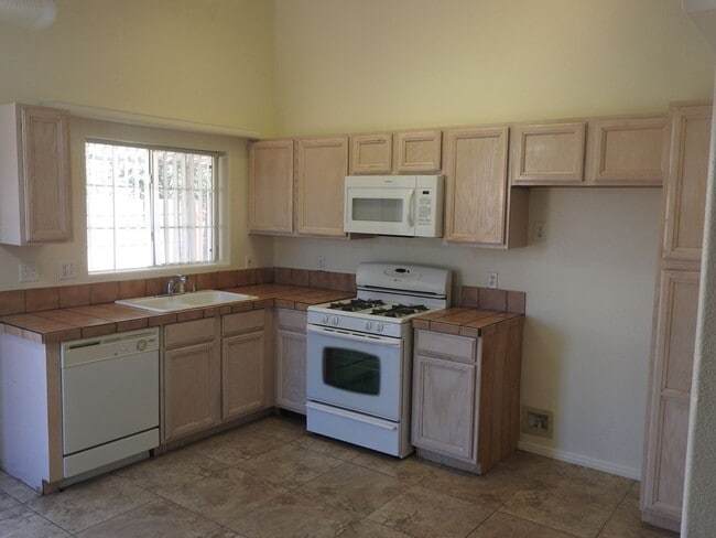 Building Photo - Centrally Located