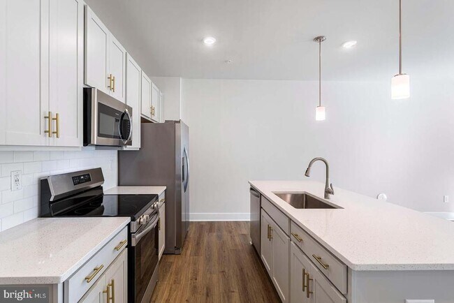 Building Photo - 231 MATILDA