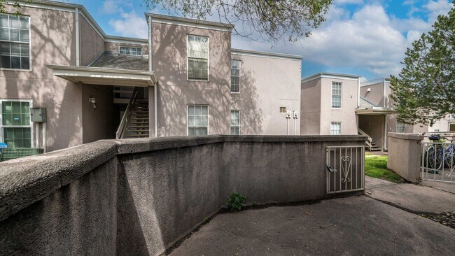 Building Photo - Two bedroom Condo Near Palmer Park