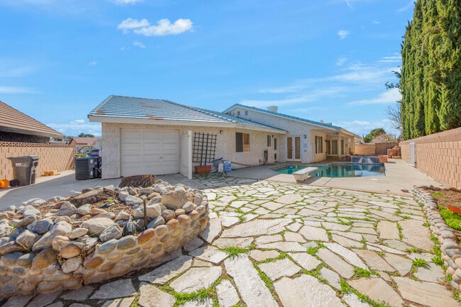 Building Photo - 2503 Brentwood Dr