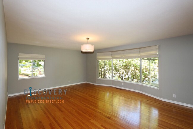 Building Photo - Piedmont Mid-Century 5 Bedroom 4.5 Bathroo...