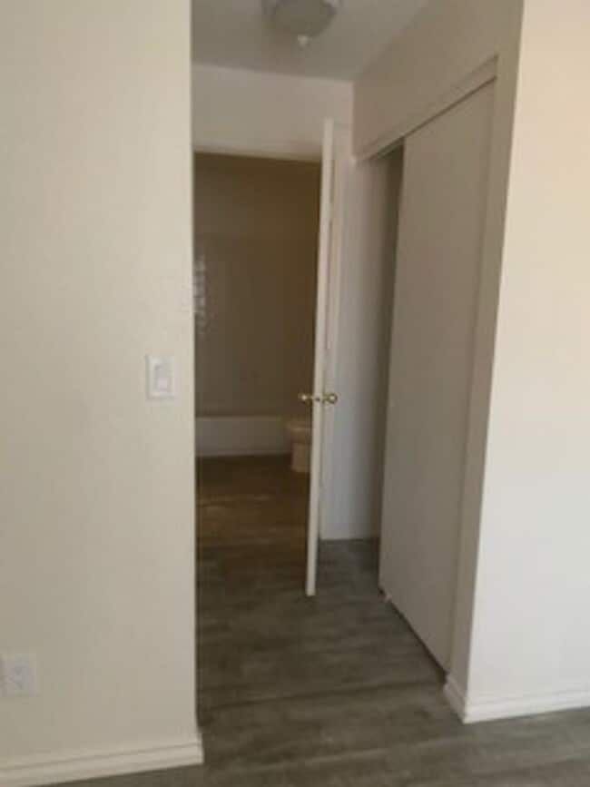 Building Photo - Update unit!!