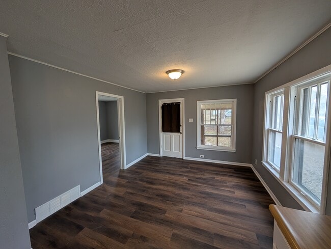 Building Photo - 415 SW Watson Ave