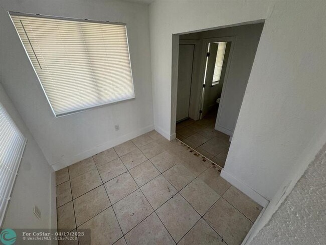Building Photo - 1710 Lauderdale Manor Dr