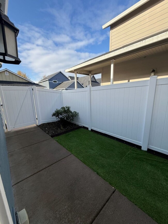 Building Photo - Gorgeous 3B/2.5Ba Home in Battle Ground! Close to Shopping & More!
