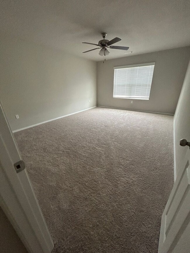 Building Photo - 3 bedroom 2 1/2 bath house with 2 car garage.