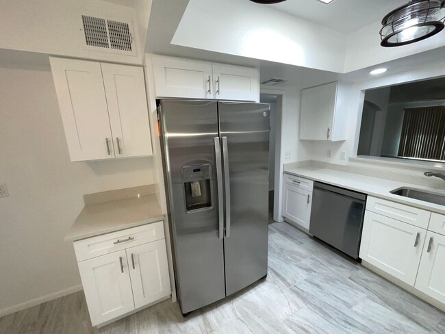 Building Photo - Eastside townhome completely remodeled, he...