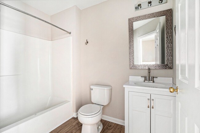 Building Photo - Conveniently Located 3BR/2.5BA Townhome in...