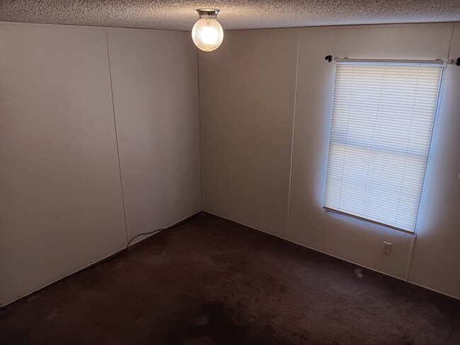 Building Photo - COMING SOON! 2-Bedroom Mobile Home in Lexi...