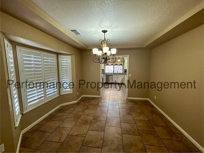 Building Photo - Charming 3 Bed/2 Bath in Porterville w/ RBP & $0 Deposit Option