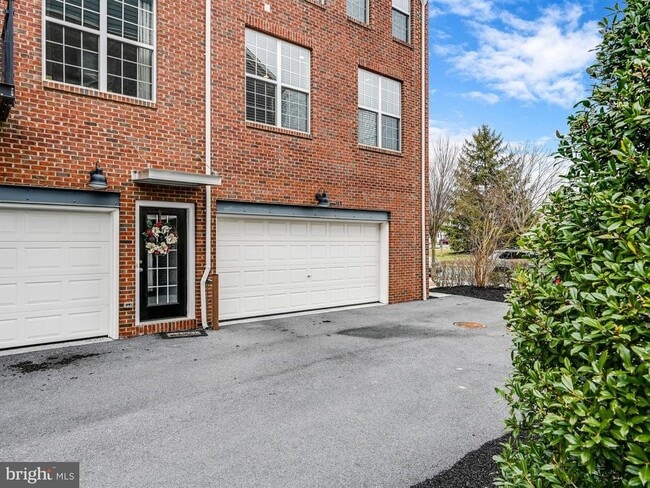 Building Photo - 147 Putnam Way
