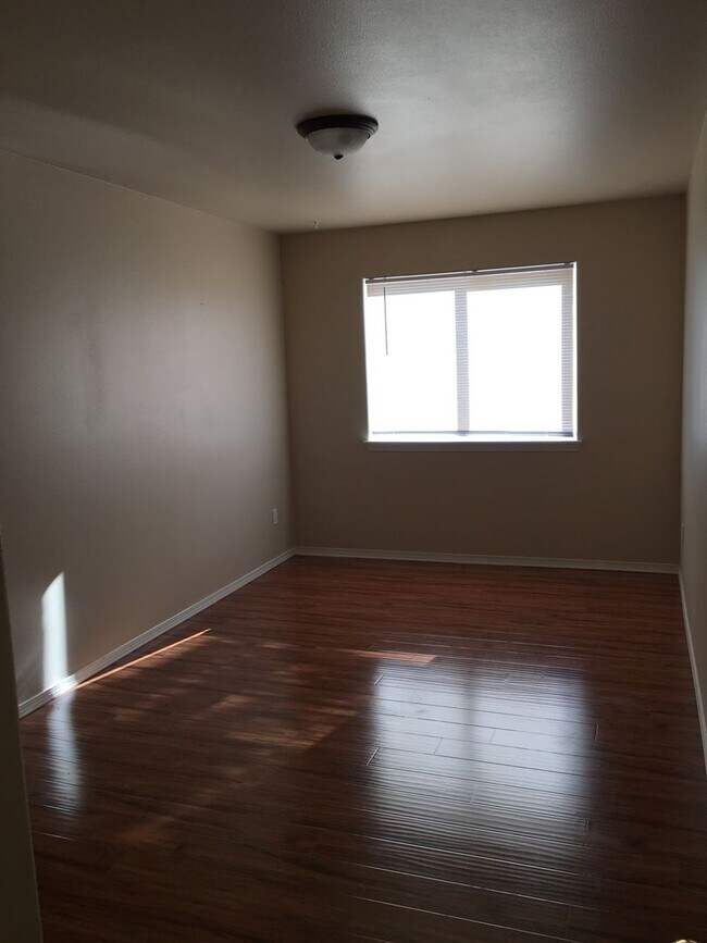Building Photo - 3 Bedroom Duplex in SW Redmond