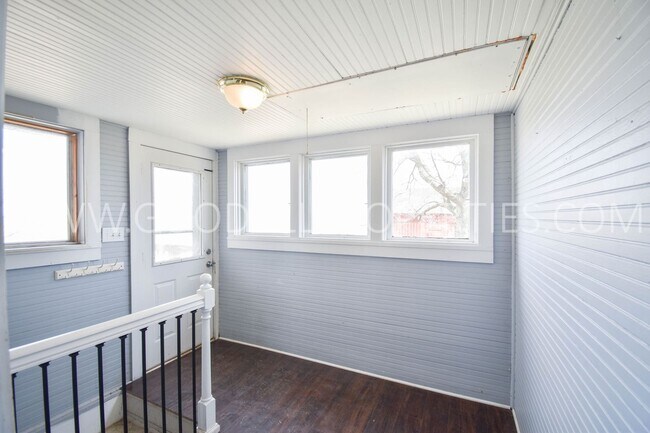 Building Photo - 2-Bedroom Farmhouse