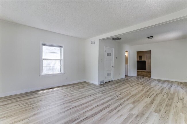 Building Photo - 2 Bedroom 1 Bath with attached garage. Move In ready Southeast Wichita